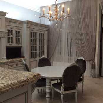 Cucina, tavolo e sedie Luciano Zonta, illuminazione Fine Lamps Art